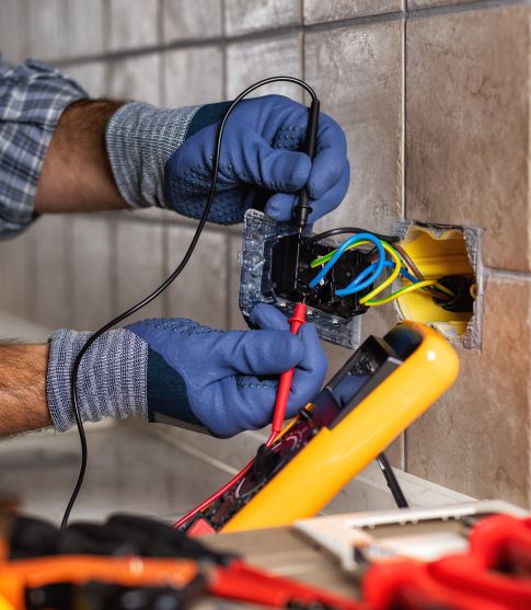 Rénovation de réseaux d'électricité dans des logements du Finistère