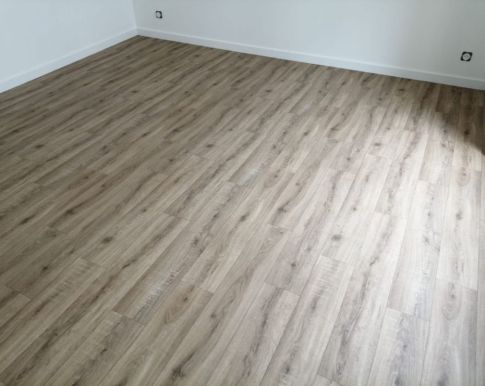 Pose d'un revêtement de sol (parquet) par DHZ Agencement à Brest